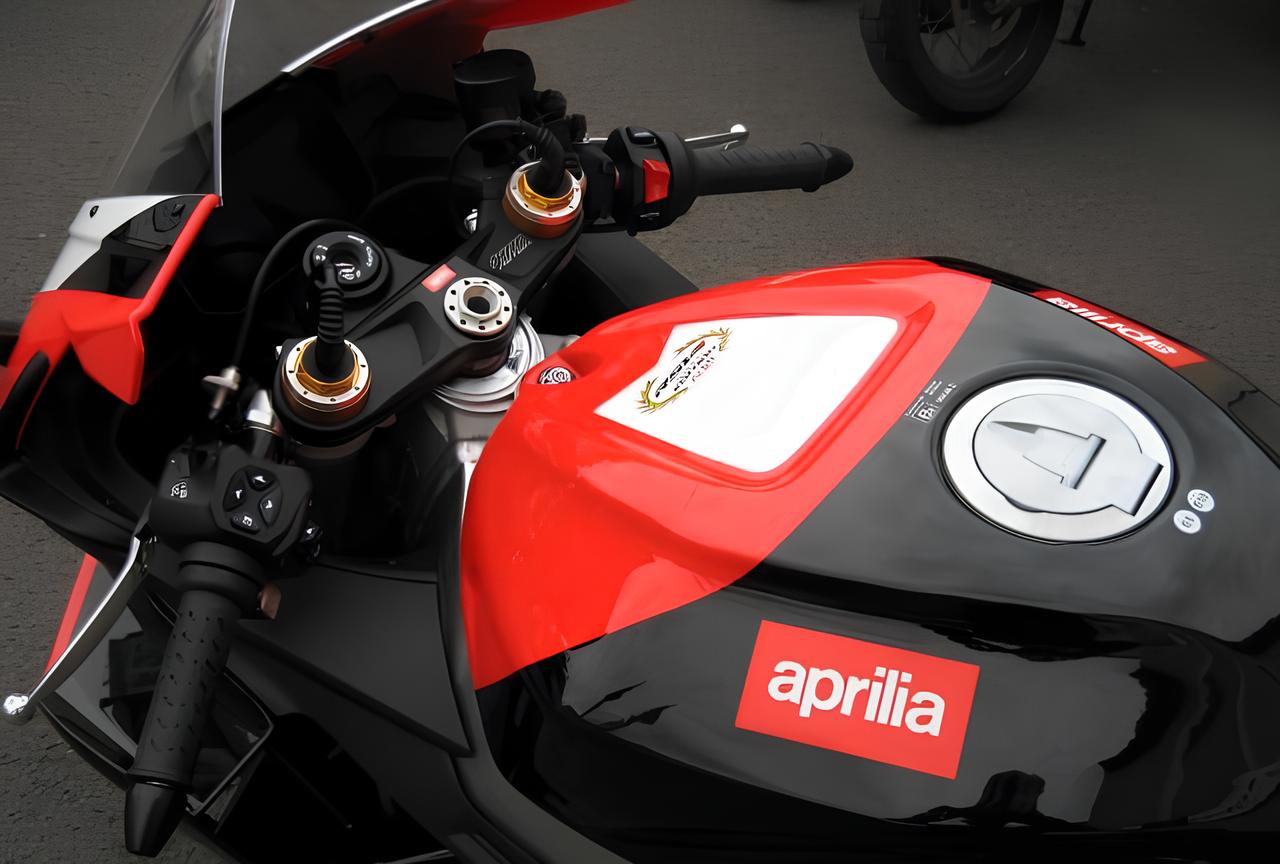 F&T Fahrzeug-Technik GmbH - Ihr Motorradhändler und Motorradwerkstatt in Freital, Dresden, Sachsen und deutschlandweit - RSV 4 1100 Factory SE-09 SBK Nr.121